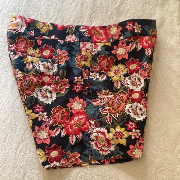 Loft Floral Shorts 6โ Inseam - Picture 2 of 5